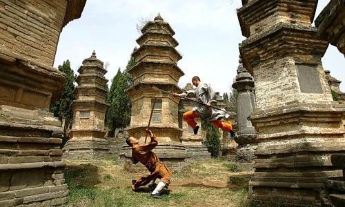  Thiếu Lâm Tự (Shaolin Monastery) là một ngôi chùa nằm tại núi Tung Sơn, thành phố Trịnh Châu, tỉnh Hà Nam, Trung Quốc. Ngôi chùa này được thành lập từ hơn 1.500 năm trước và có khoảng 3.000 tăng sư tu hành. Trong ảnh là hai đệ tử Thiếu Lâm luyện tập võ thuật tại khuôn viên chùa Thiếu Lâm.